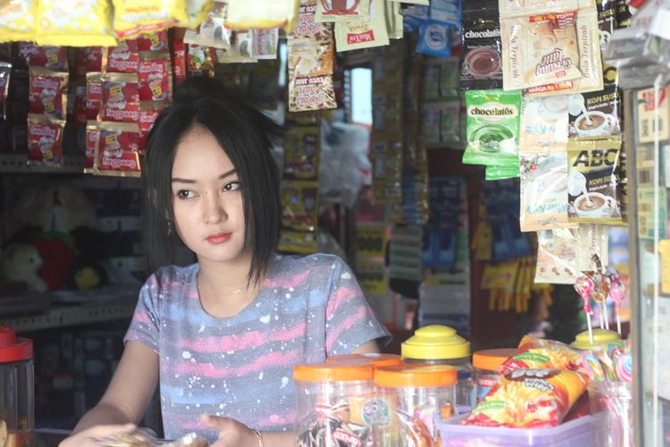 Intan Rose, Penjaga Warung Mirip Anya yang Bercita-cita Jadi Guru